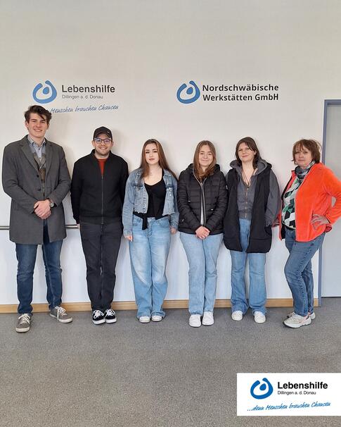 Drei Firmlinge und ihre Begleitpersonen