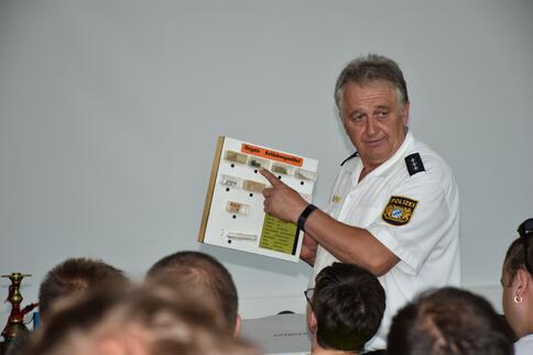 Herr Drechsler klärt über Suchtarten auf