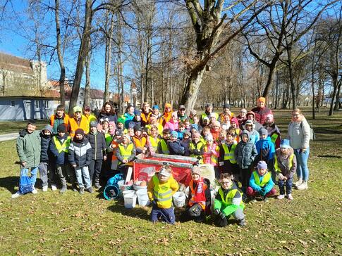 Berufsbildungsbereich und Grundschule Lauingen beim Müll sammeln